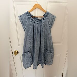 ☀️ NWOT ‘Veveret’ Light Wash Denim Midi Dress